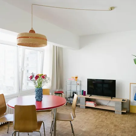 Centrally Located Close To The דירה