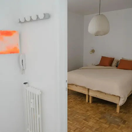 Centrally Located Close To The דירה